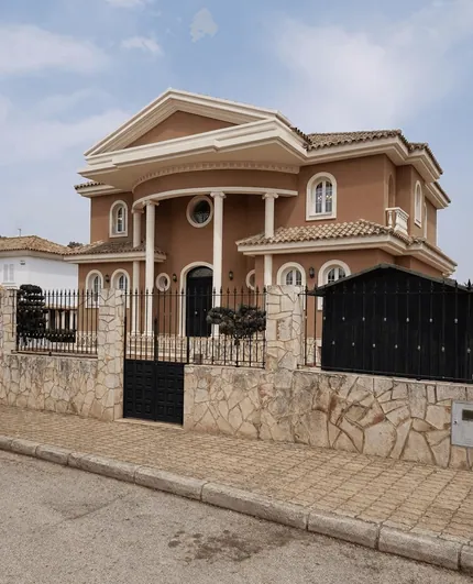 Fachada casa grande después